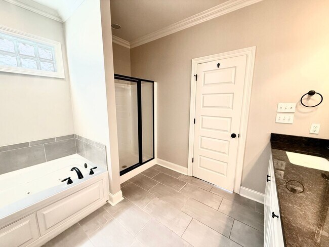 Building Photo - Spacious 4 bedroom 2 bathroom home for rent!