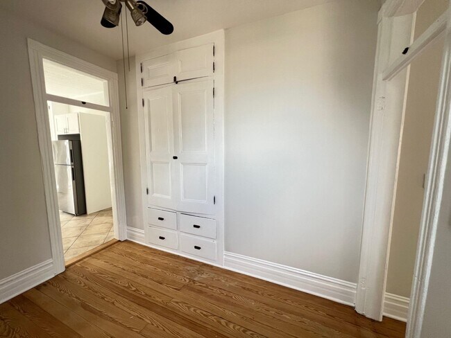 Building Photo - 492 Monmouth St
