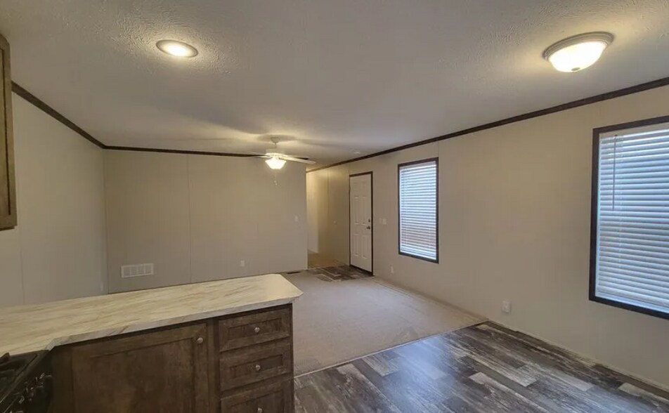 Building Photo - 900 Willow Ln