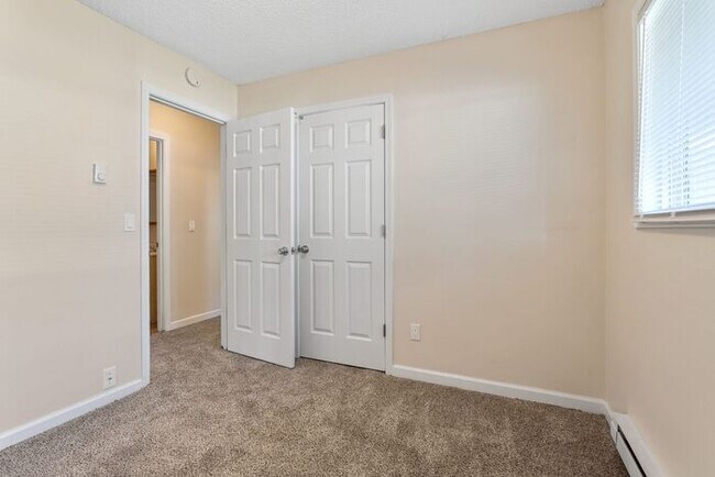 Building Photo - 2 Bedroom townhome with Washer and Dryer INSIDE!