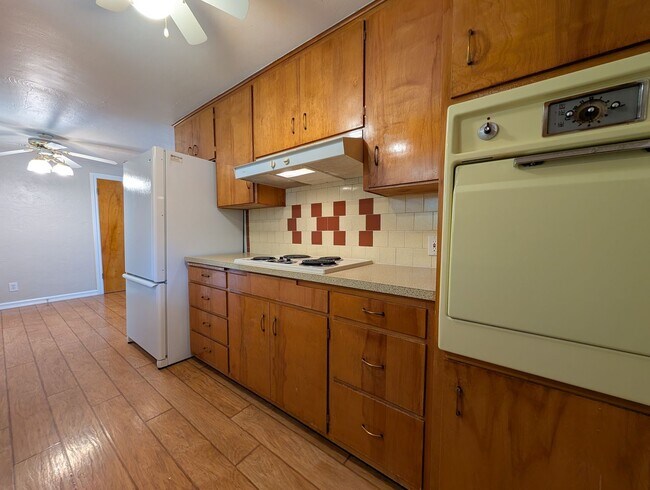 Building Photo - 3-Bedroom, 1-Bath Home Near River Road In ...