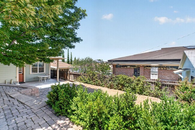 Building Photo - 3 Bedroom with Historical Charm Close to Square