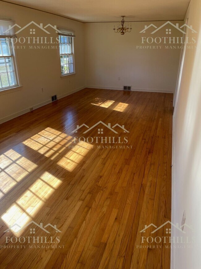 Building Photo - 3-Bedroom Brick Home in Top School Distric...