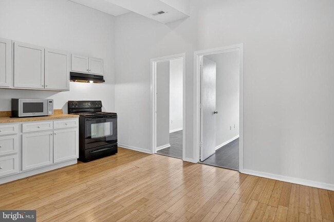 Building Photo - 1918 W Diamond St