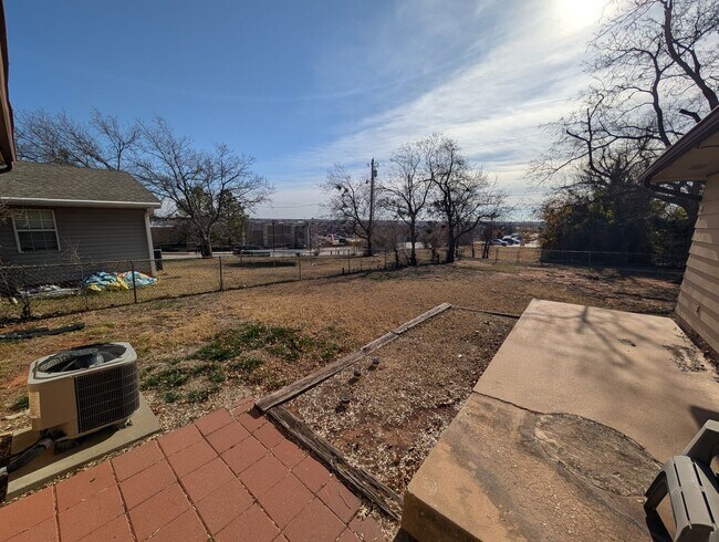 Building Photo - 2 bed, 1 bath duplex house in Edmond with central heat and air next to UCO campus