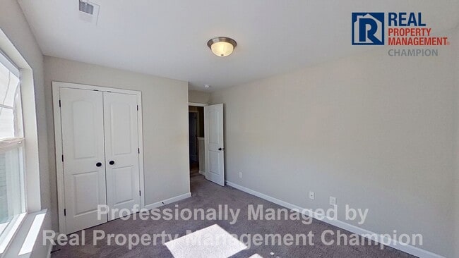 Building Photo - Spacious 3 BD/2.5 BA Home with Office Featuring Open Floorplan