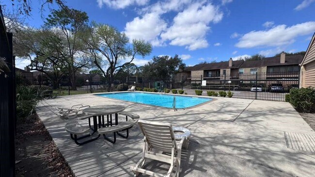 Building Photo - 10555 Turtlewood Ct