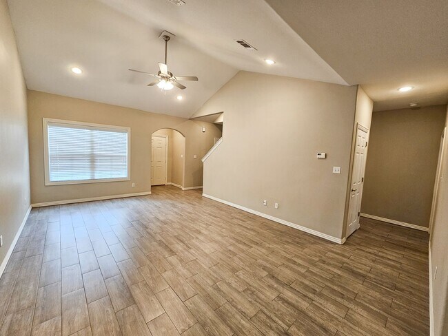 Building Photo - Spacious 3 Bedroom/2.5 Bathroom Chaffee Cr...