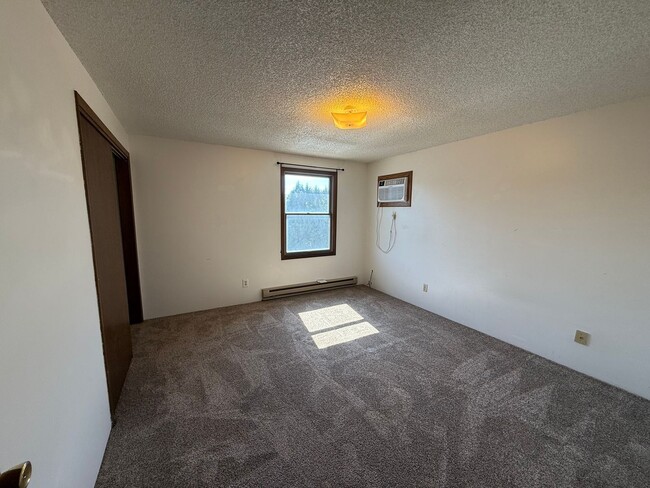Building Photo - Two bedroom, one and half bathroom, modernly updated townhome!