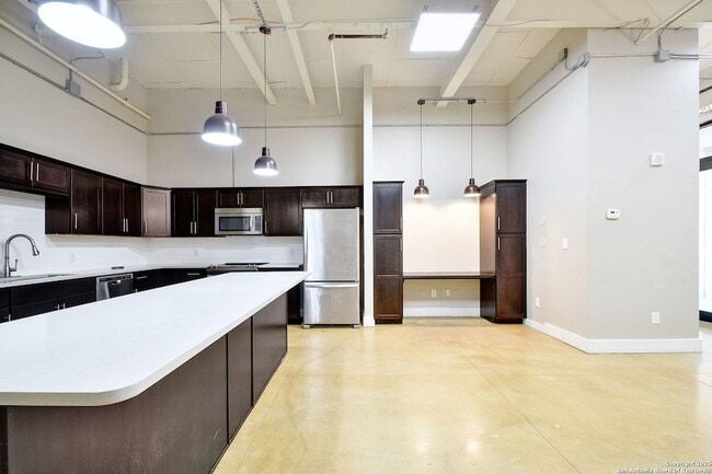 Building Photo - 3363 E Commerce St