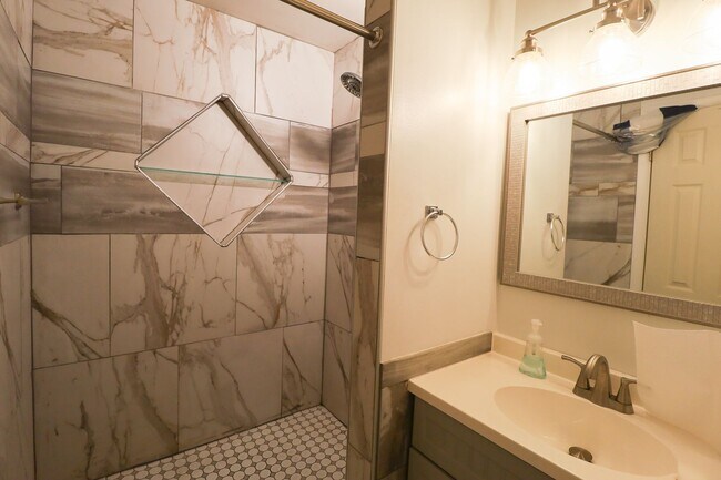 Building Photo - 2 Bed | 3 Bath with In-Ground Pool in Cent...