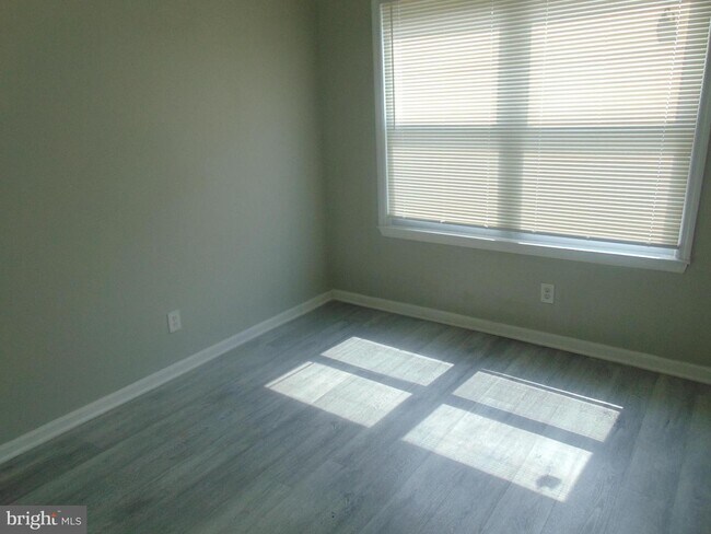 Building Photo - 24 Hopewell Ln