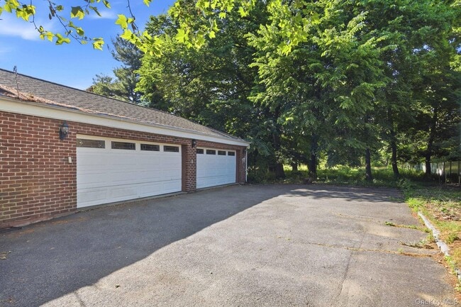 Building Photo - 1 Bridle Path Dr