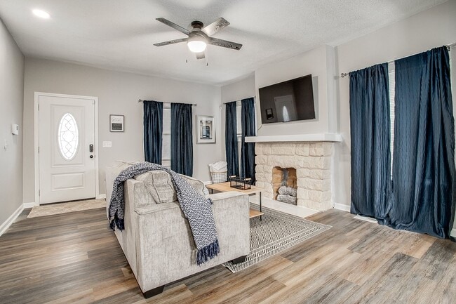 Building Photo - **Pendleton Heights Neighborhood**Newly remodeled 3/2 Bath Furnished Option Avaliable