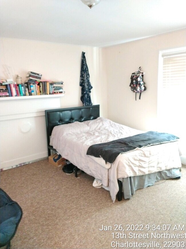 Building Photo - Heart of UVA 13th St  4 BR, 2.5  Bath / SHARED HOUSING
