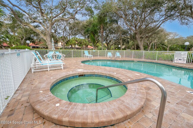 Building Photo - 8700 Ridgewood Ave