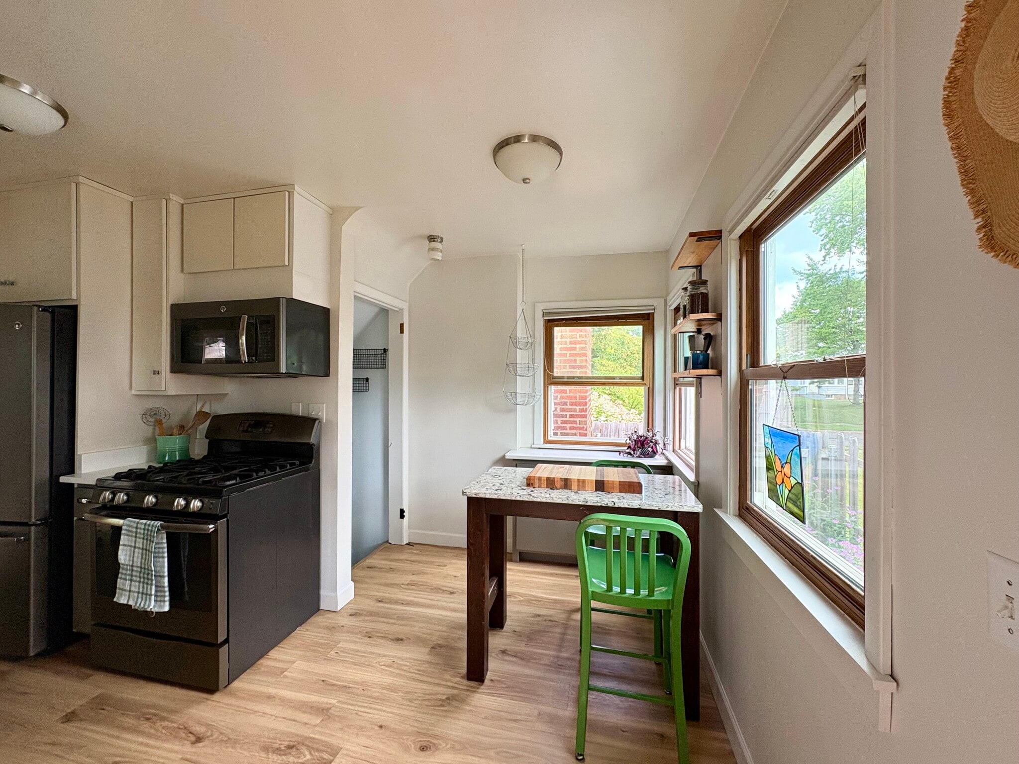 Breakfast nook for your morning coffee - 4112 Gladstone St