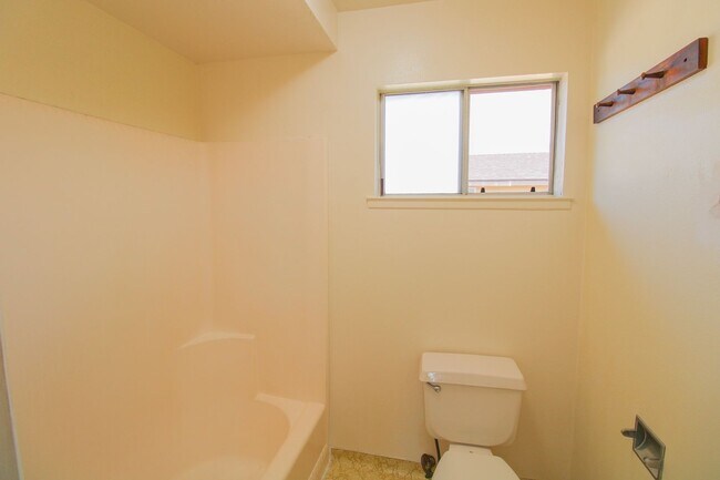 Building Photo - 2 Bedroom Townhouse Style Apartment with Private Fenced Patio