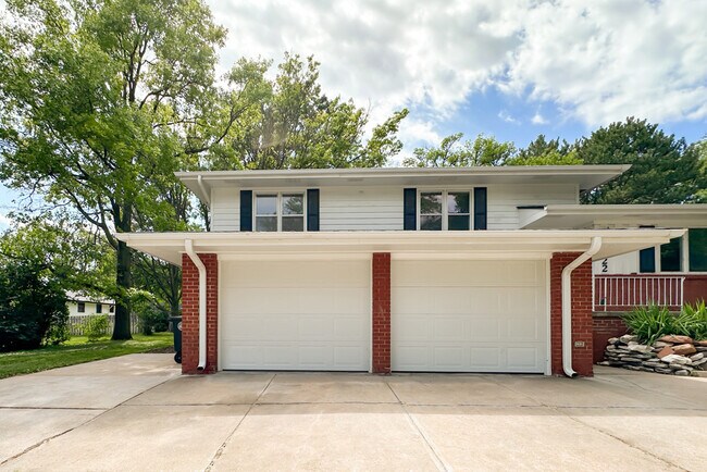 Building Photo - 922 N 122nd St