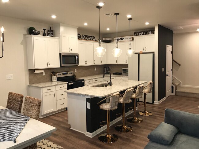 Building Photo - 3832 Amalia Pl