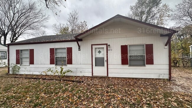 Building Photo - $1050 - 3 bedroom / 1 bathroom - Beautiful...