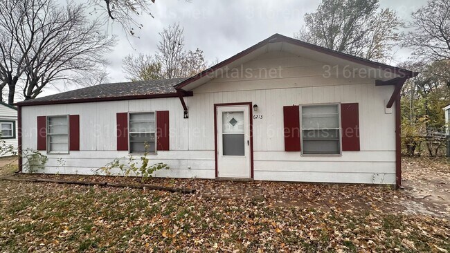 Building Photo - $1050 - 3 bedroom / 1 bathroom - Beautiful Single Family Home *COMING SOON*