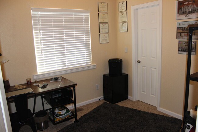 Building Photo - 3 BEDROOM HOME IN WIDEFIELD!!