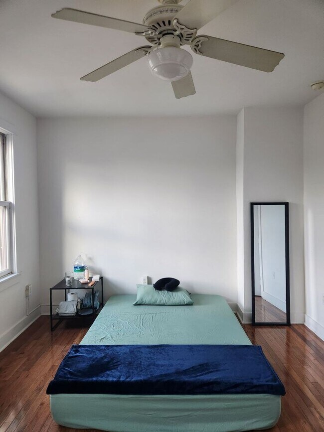 Building Photo - Bright and spacious three bedroom unit in a great location in Brewerytown