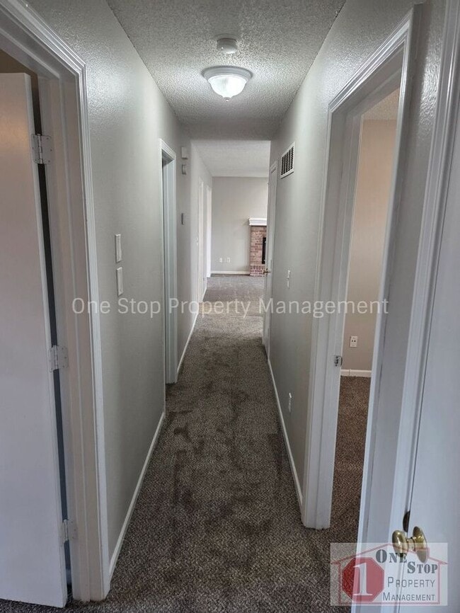 Building Photo - Cozy 3 bedroom 2.5 bathroom in Blue Springs, MO!