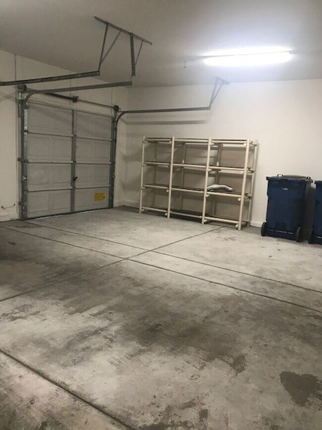 Building Photo - GATED COMMUNITY- FULLY REMODELED!