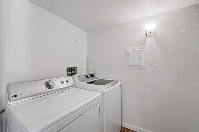 Building Photo - Welcome to this fabulous 2-bedroom, 2-bathroom condo in the heart of South Scottsdale!