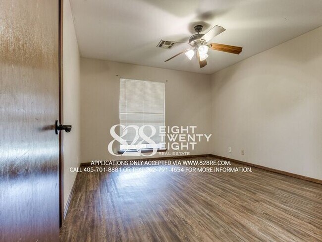 Building Photo - West Norman 2 Bed/1 Bath Duplex WITH Fenced Backyard! AVAILABLE NOW!