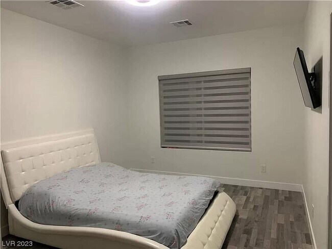 Building Photo - Fully Furnished 4BR + RV Garage