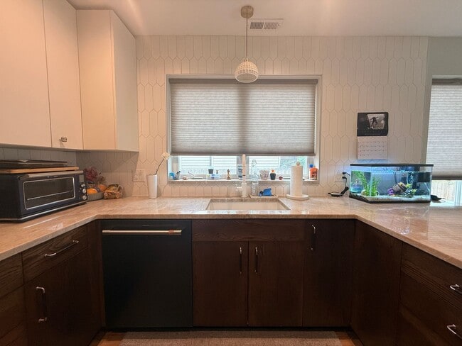 Building Photo - Spacious 4-Bedroom Home in the Heart of Edgewater
