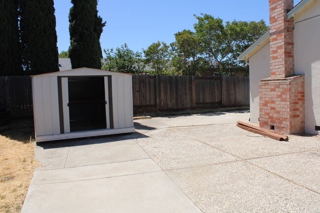 Building Photo - Beautiful 3 Bedroom / 2 Bathroom Pittsburg...