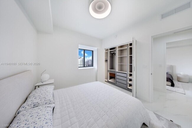 Building Photo - 700 NE 24th St