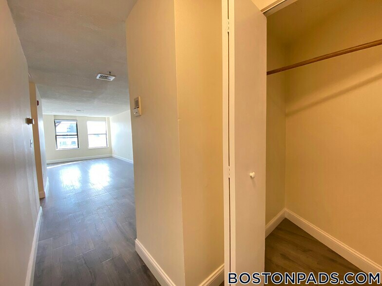 Building Photo - 1126 Boylston St