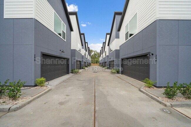 Building Photo - 24A Bucan St