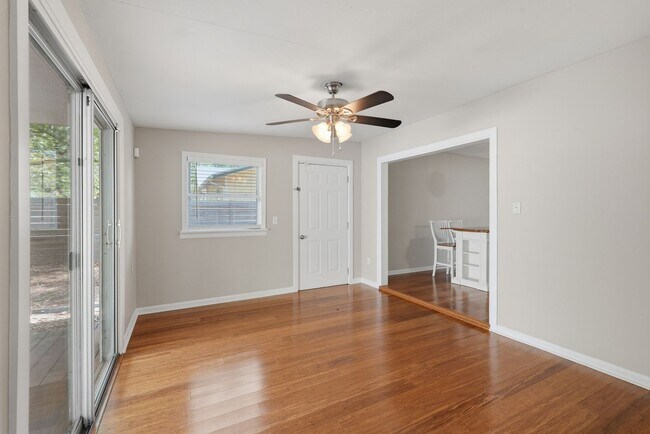 Building Photo - Quiet neighborhood, Centrally located, 3 bedroom 2 bath home in NW