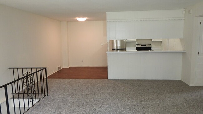 Building Photo - Rental Ready- Townhome in Raytown - 3bed 1...