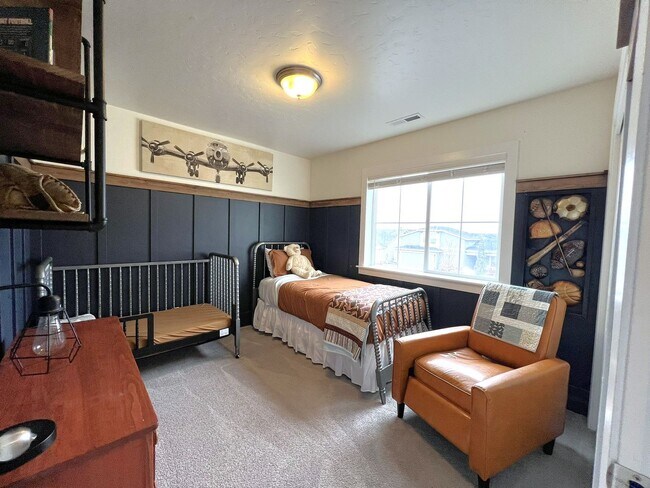 Building Photo - Welcome to this charming 3 bed 2.5 bath ho...