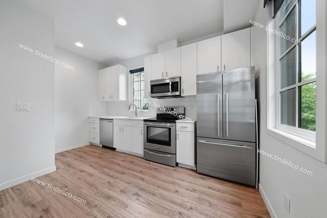 Building Photo - Light & Bright 2 Bedroom Townhome Apartment in the heart of Ladd's Addition - Pet Friendly with W...