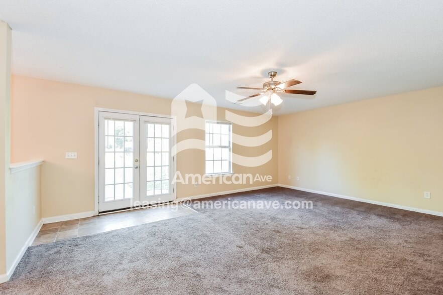 Building Photo - 2152 Oak St