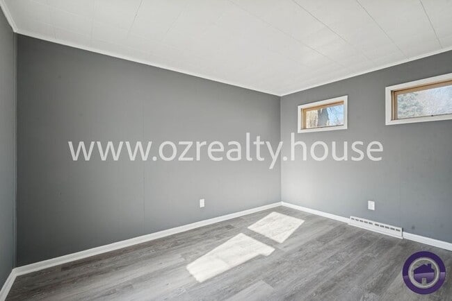 Building Photo - 1647 Eleanor Ave