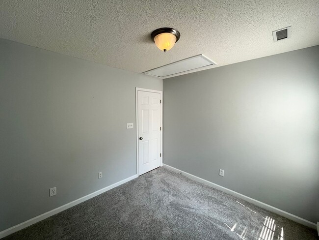 Building Photo - Classic 3BD, 2BA Apex Home in a Prime Location with a Fully Fenced Yard