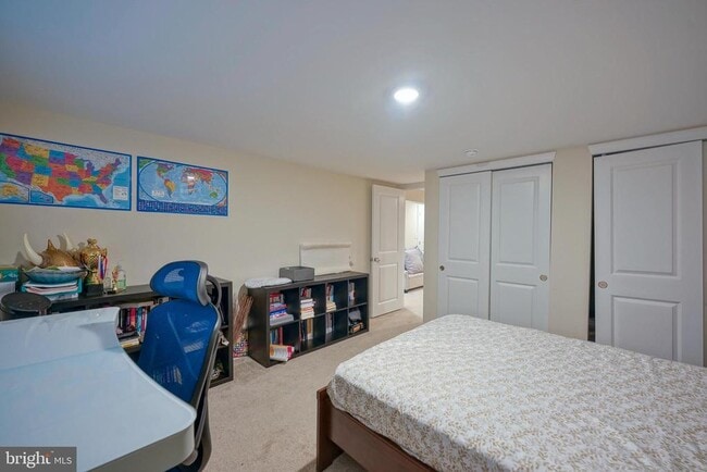 Building Photo - 11 Lake Villa Dr