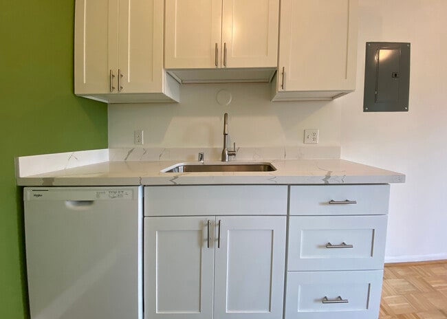 Building Photo - 65 Kirkland Ave