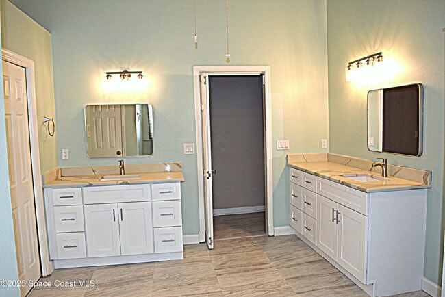 Building Photo - 285 Utopia Cir