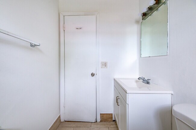 Building Photo - Charming 1-Bedroom Apartment in the Heart ...