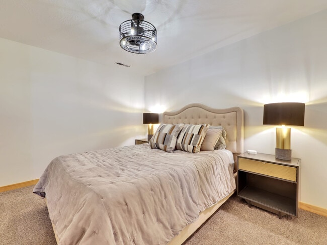 Building Photo - 656 Aspen Dr